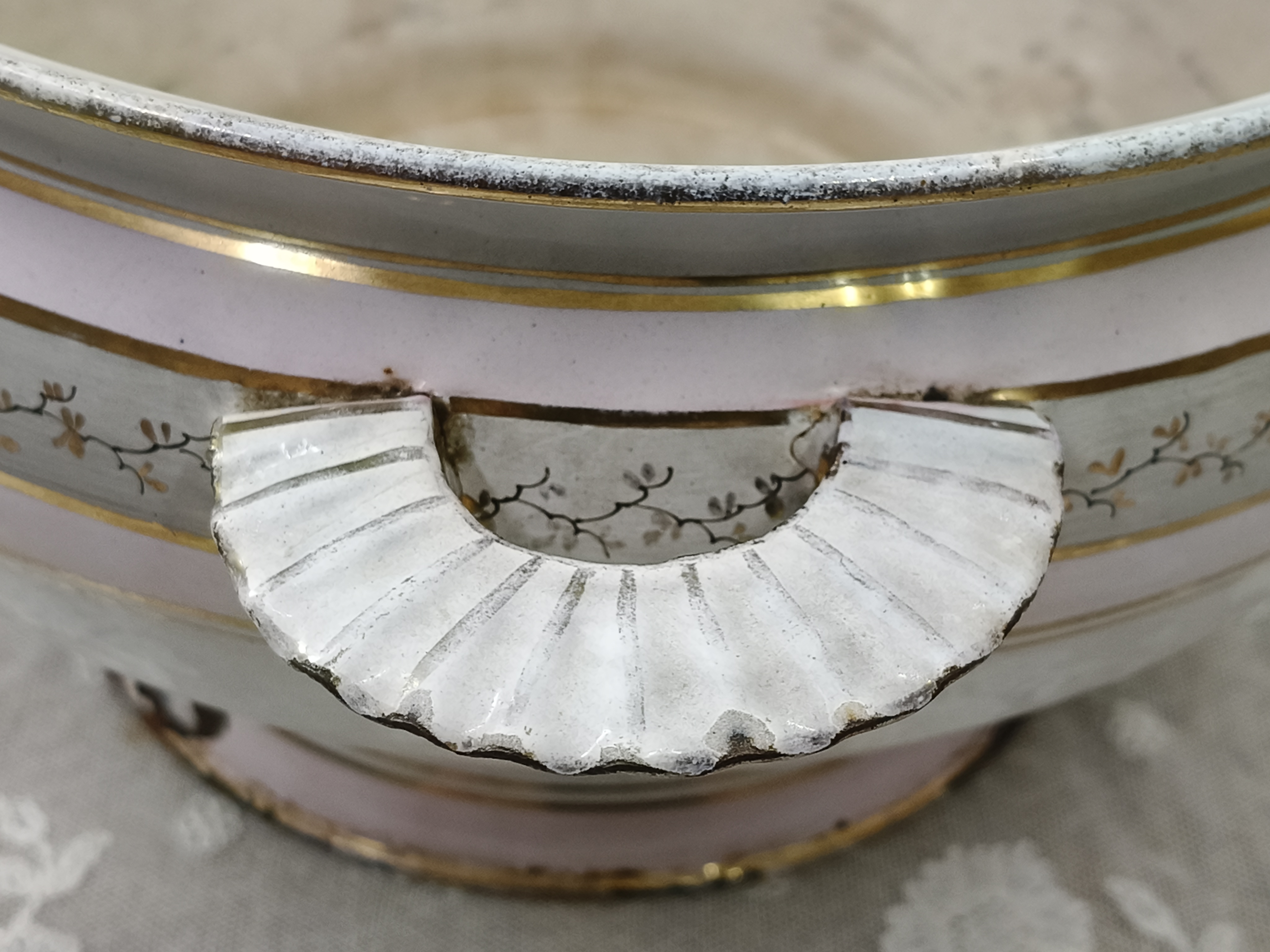 Oud emaille soepterrine met roze banden