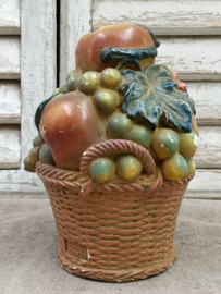 Oud beeldje 'fruitmand'