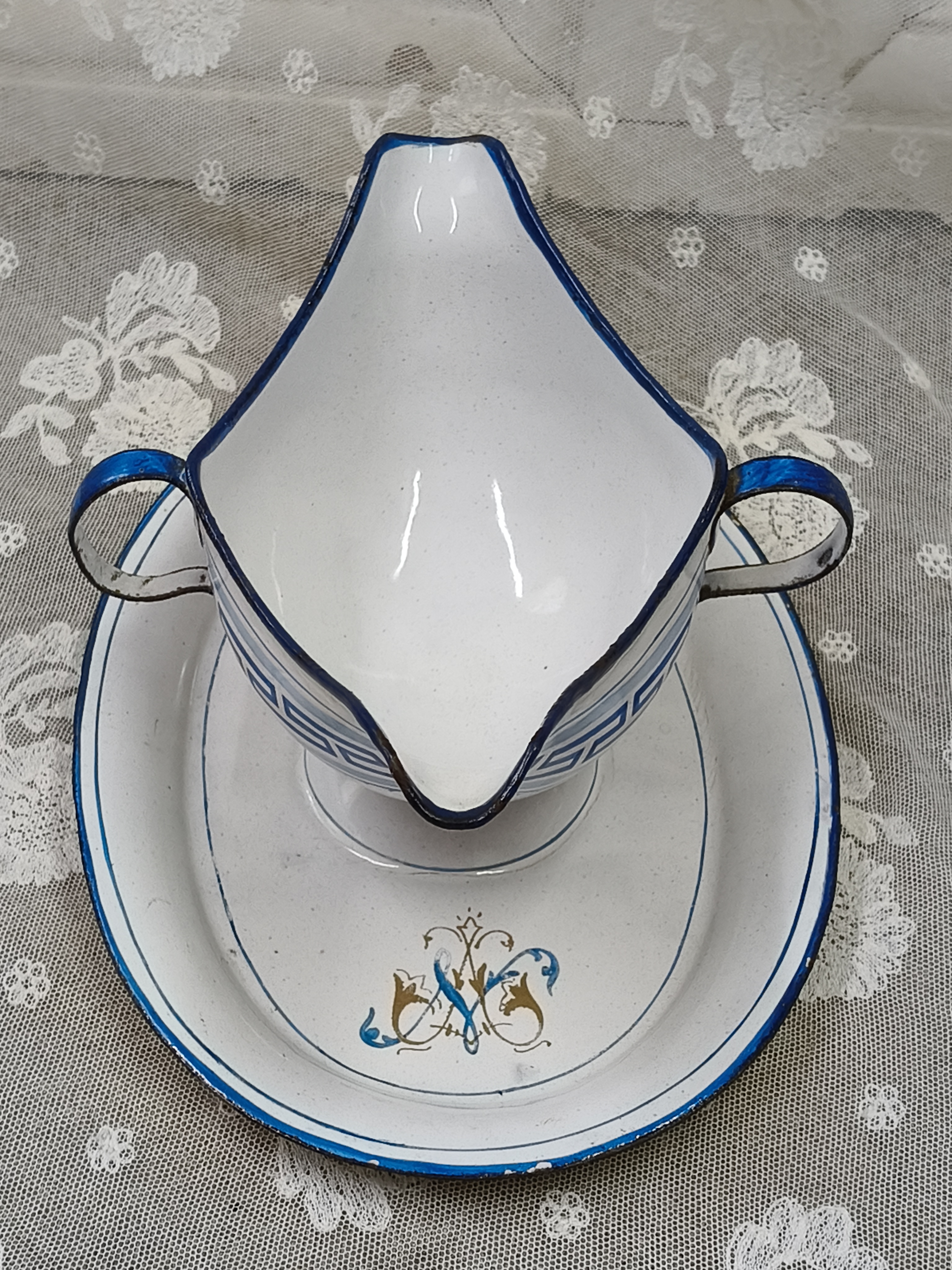 Oud emaille sauskom met monogram