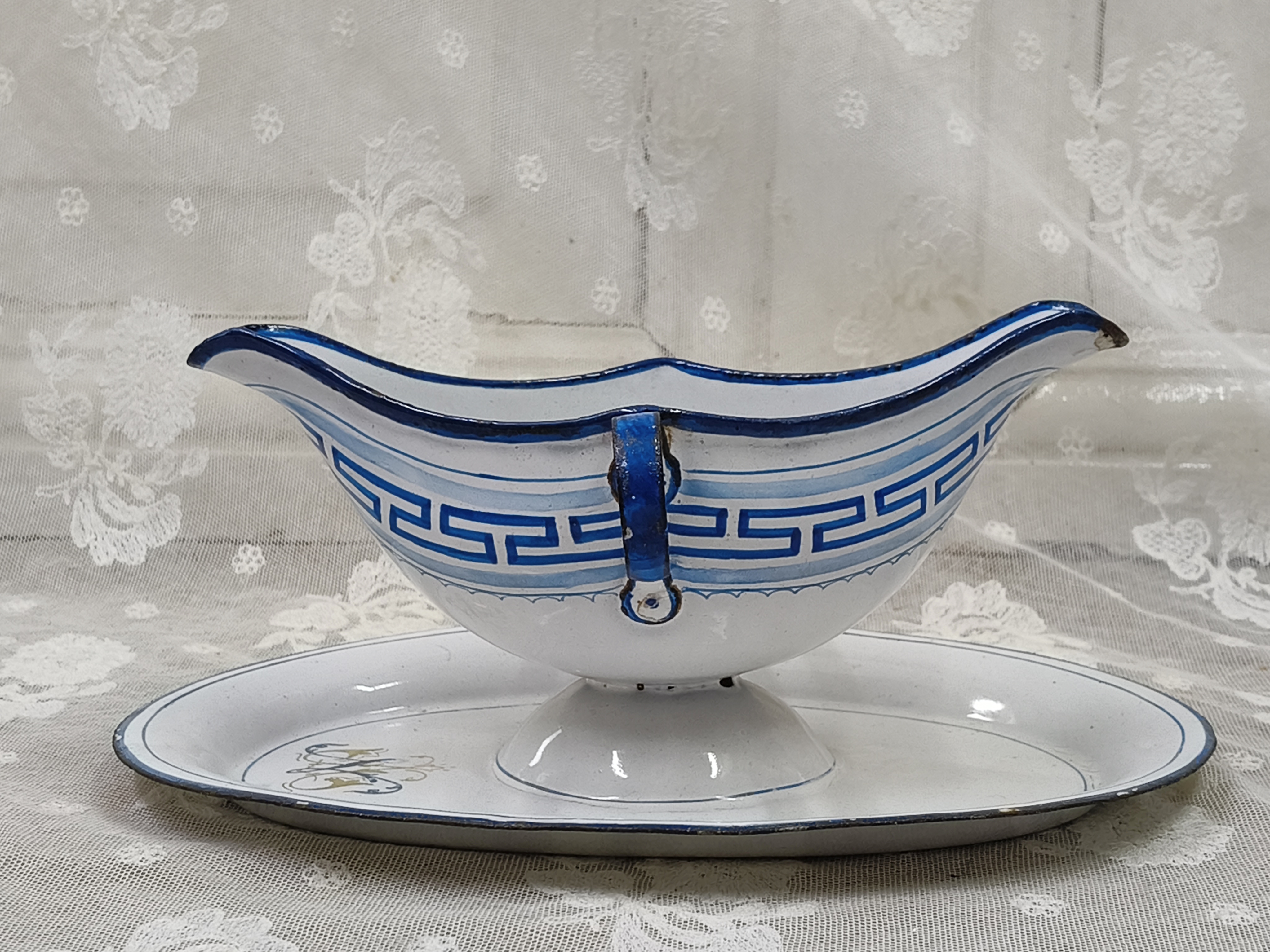 Oud emaille sauskom met monogram