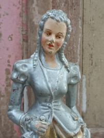 Oud beeldje dame