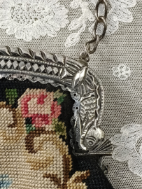 Oude gobelin beurs met zilveren beugel