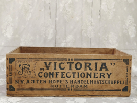Oud kistje 'Victoria confectionery'