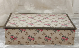 Oud gebloemd doosje