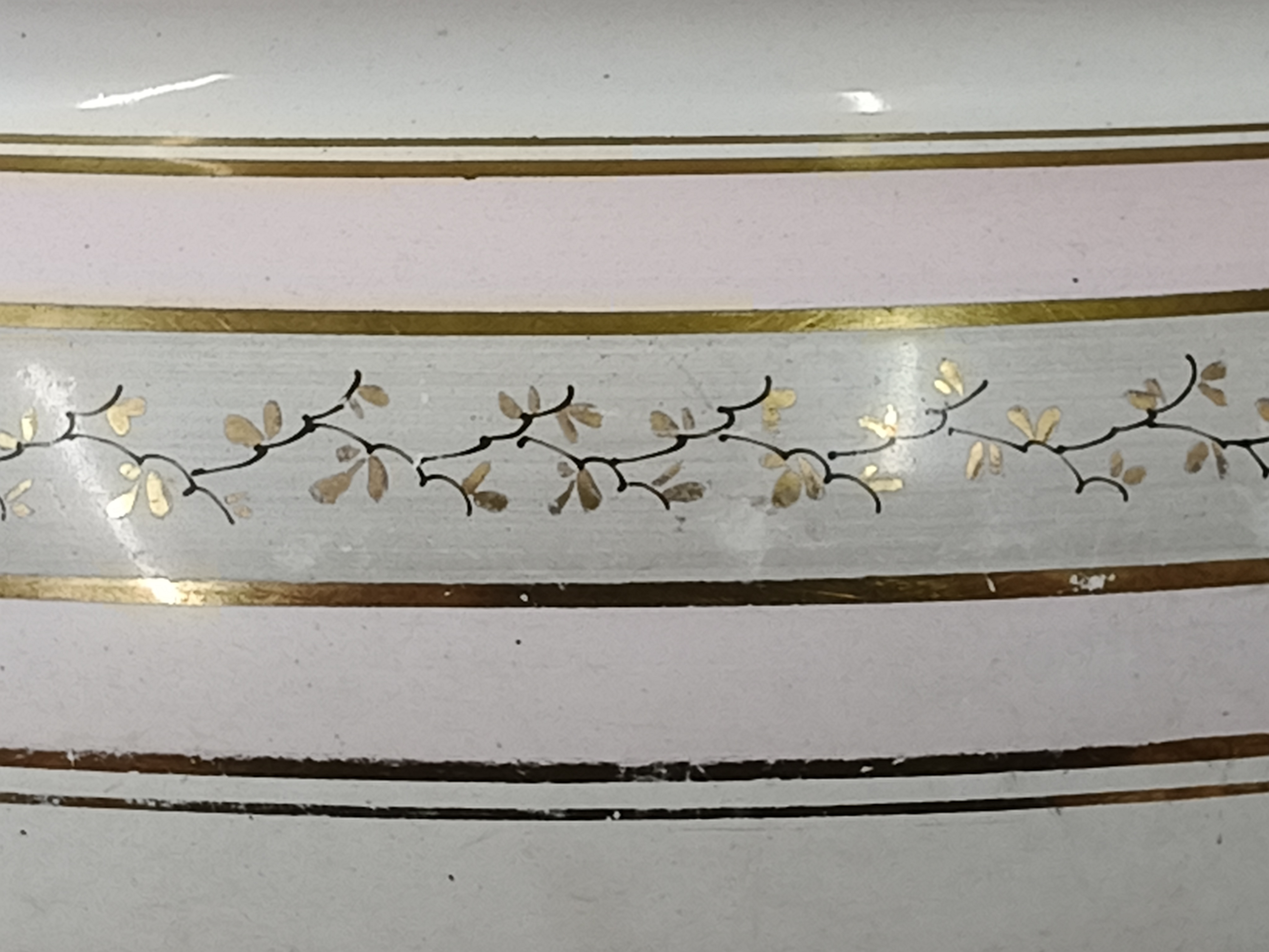 Oud emaille soepterrine met roze banden
