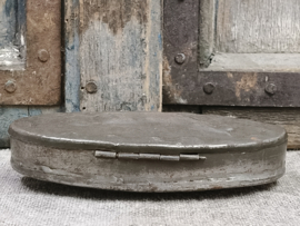 Oude tabaksblik met paard afbeelding