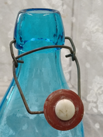Oude melkfles met reliëf plaatje