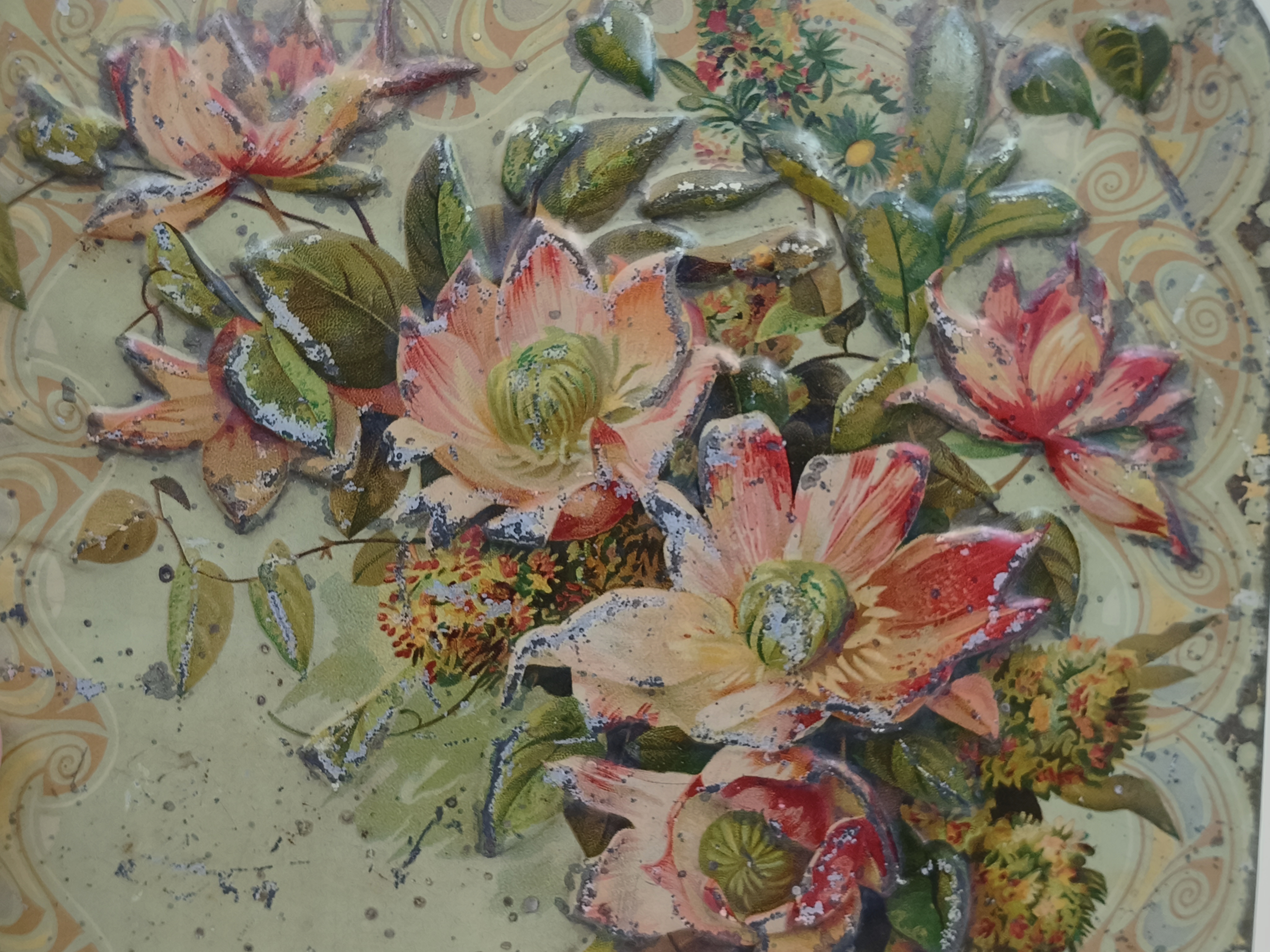 Oud blikje gebloemd