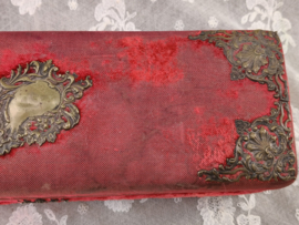 Oud rood velours handschoenen kistje