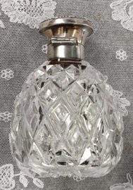 Oud Engelse parfum fles met zilveren dop