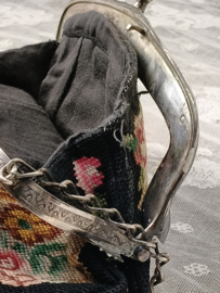 Oude gobelin beurs met zilveren beugel