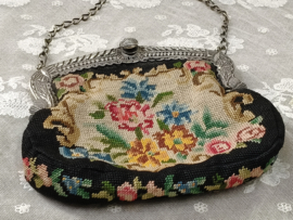 Oude gobelin beurs met zilveren beugel