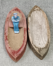 2 oude houten bootjes
