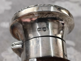 Oud Engelse parfum fles met zilveren dop