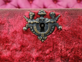 Oud rood velours handschoenen kistje