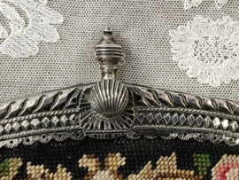 Oude gobelin beurs met zilveren beugel