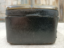 Oud bekleed kistje met koperen ornamenten