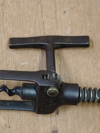 Oude kurkentrekker met kwastje