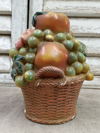 Oud beeldje 'fruitmand'