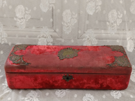Oud rood velours handschoenen kistje