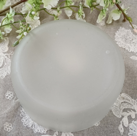 Oud glazen bakje met rozen