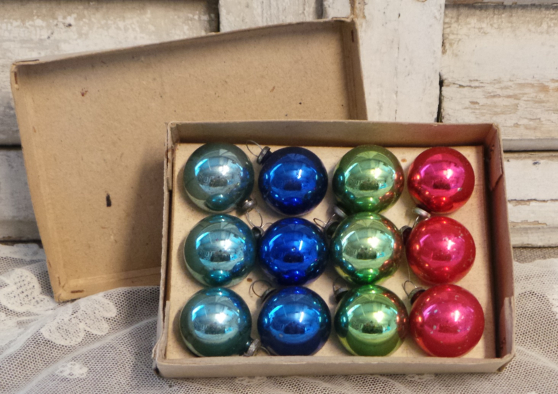 Oude kleine kerstballetjes in origineel doosje VERKOCHT