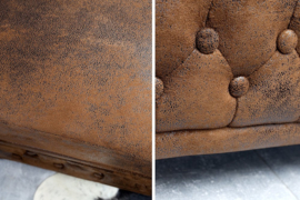 Chesterfield fauteuil 110cm antiek bruin met knoopsluiting en veerkern