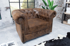 Chesterfield fauteuil 110cm antiek bruin met knoopsluiting en veerkern