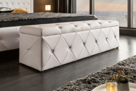 Elegante bedbank EXTRAVAGANCIA 140 cm wit Chesterfield-design