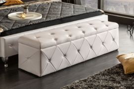 Elegante bedbank EXTRAVAGANCIA 140 cm wit Chesterfield-design