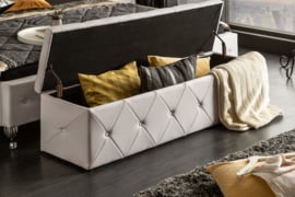 Elegante bedbank EXTRAVAGANCIA 140 cm wit Chesterfield-design
