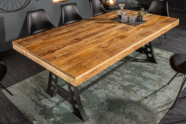 Massieve eettafel INDUSTRIAL 200cm mangohout met zwart metalen frame