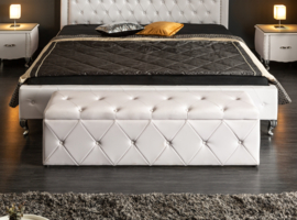 Elegante bedbank EXTRAVAGANCIA 140 cm wit Chesterfield-design