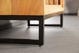 Massief houten boekenkast CUBUS 190cm acaciahoning afwerking metalen poten zwarte staande plank