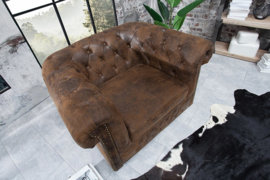 Chesterfield fauteuil 110cm antiek bruin met knoopsluiting en veerkern