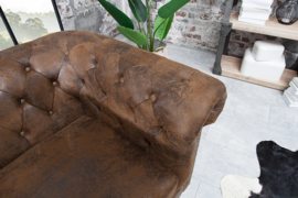 Chesterfield fauteuil 110cm antiek bruin met knoopsluiting en veerkern