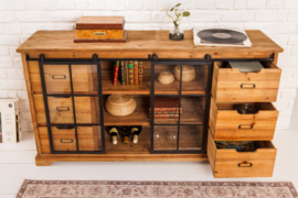 Massief dressoir HERITAGE 148 cm natuurlijk grenen industriële deuren metalen vitrine