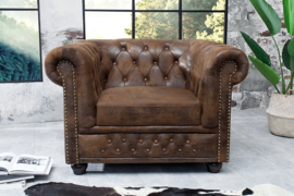 Chesterfield fauteuil 110cm antiek bruin met knoopsluiting en veerkern