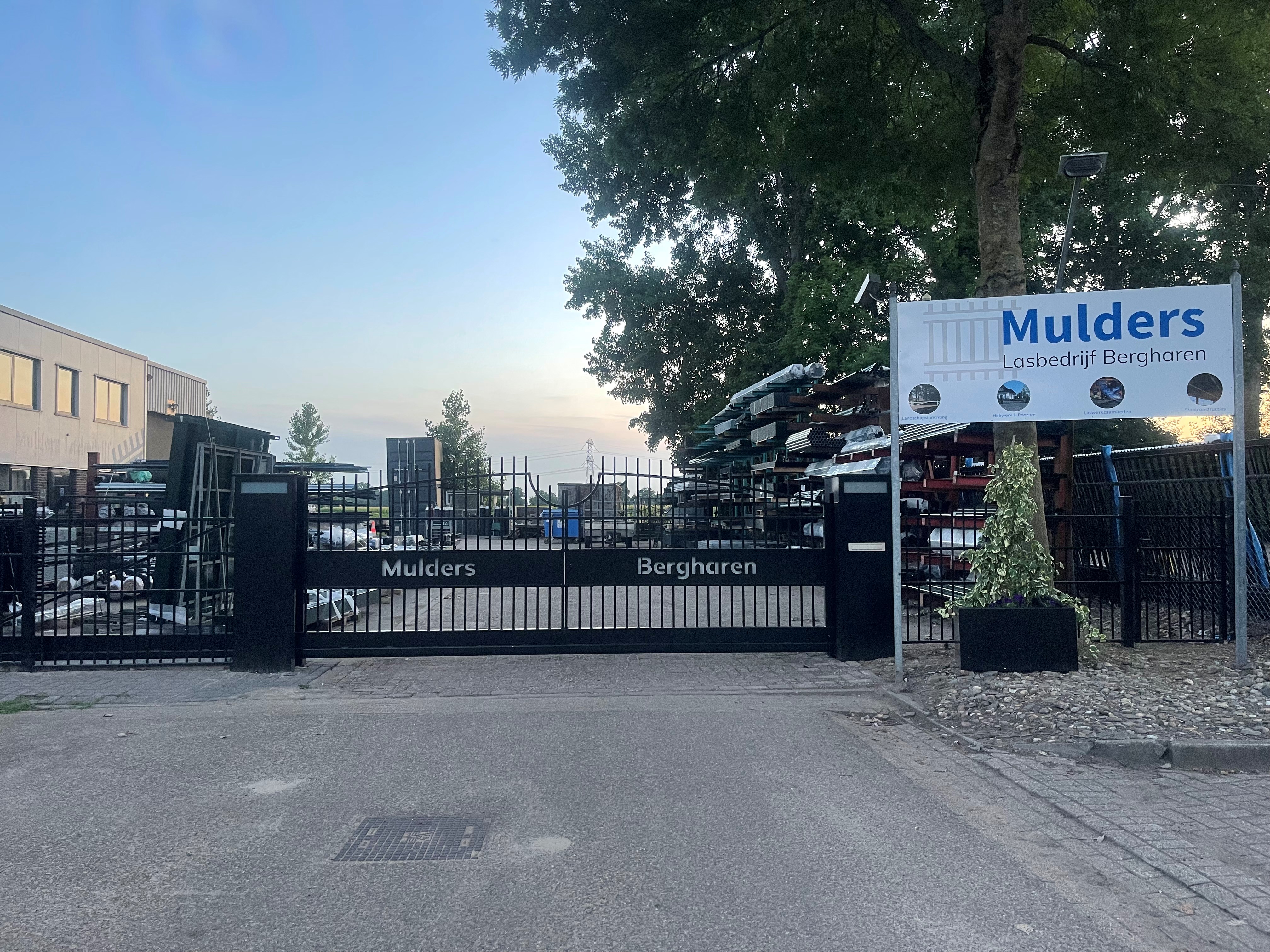 Schuifpoort met verlichting - Bedrijfspand Mulders Bergharen