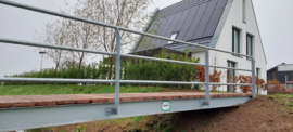 Loopbrug met houten brugdekdelen