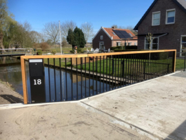 Leuningwerk van staal en hout met brievenbus 's Gravenmoer