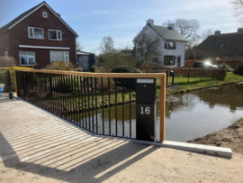 Leuningwerk van staal en hout met brievenbus 's Gravenmoer