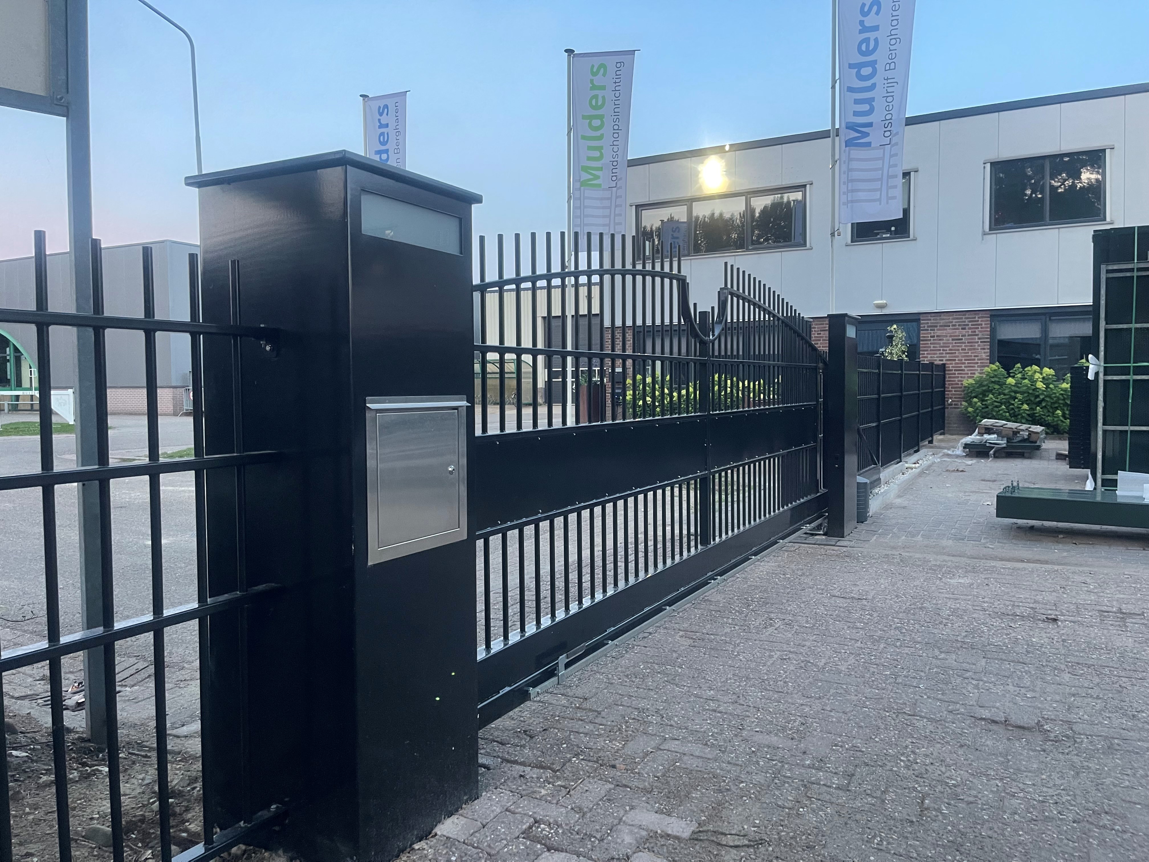 Schuifpoort met verlichting - Bedrijfspand Mulders Bergharen
