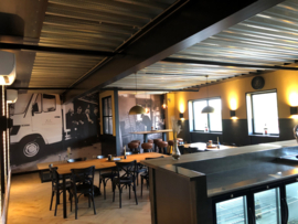 Bedrijfskantine met staal in interieur