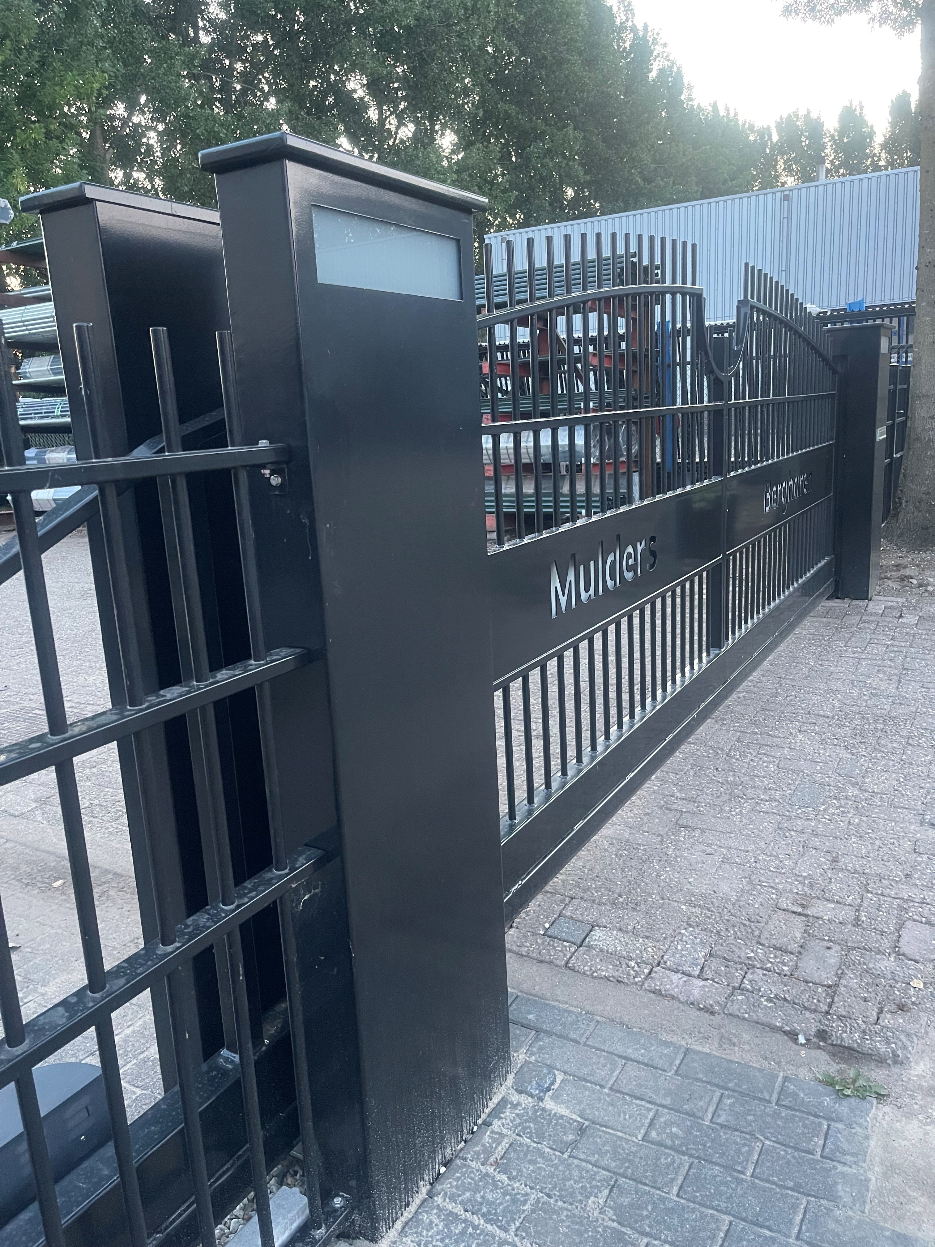 Schuifpoort met verlichting - Bedrijfspand Mulders Bergharen