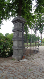 Poort met grijze betonnen zuilen