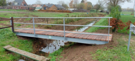 Loopbrug met houten brugdekdelen
