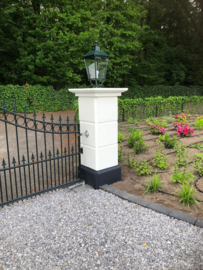 Poort met betonnen zuilen, wit geschilderd