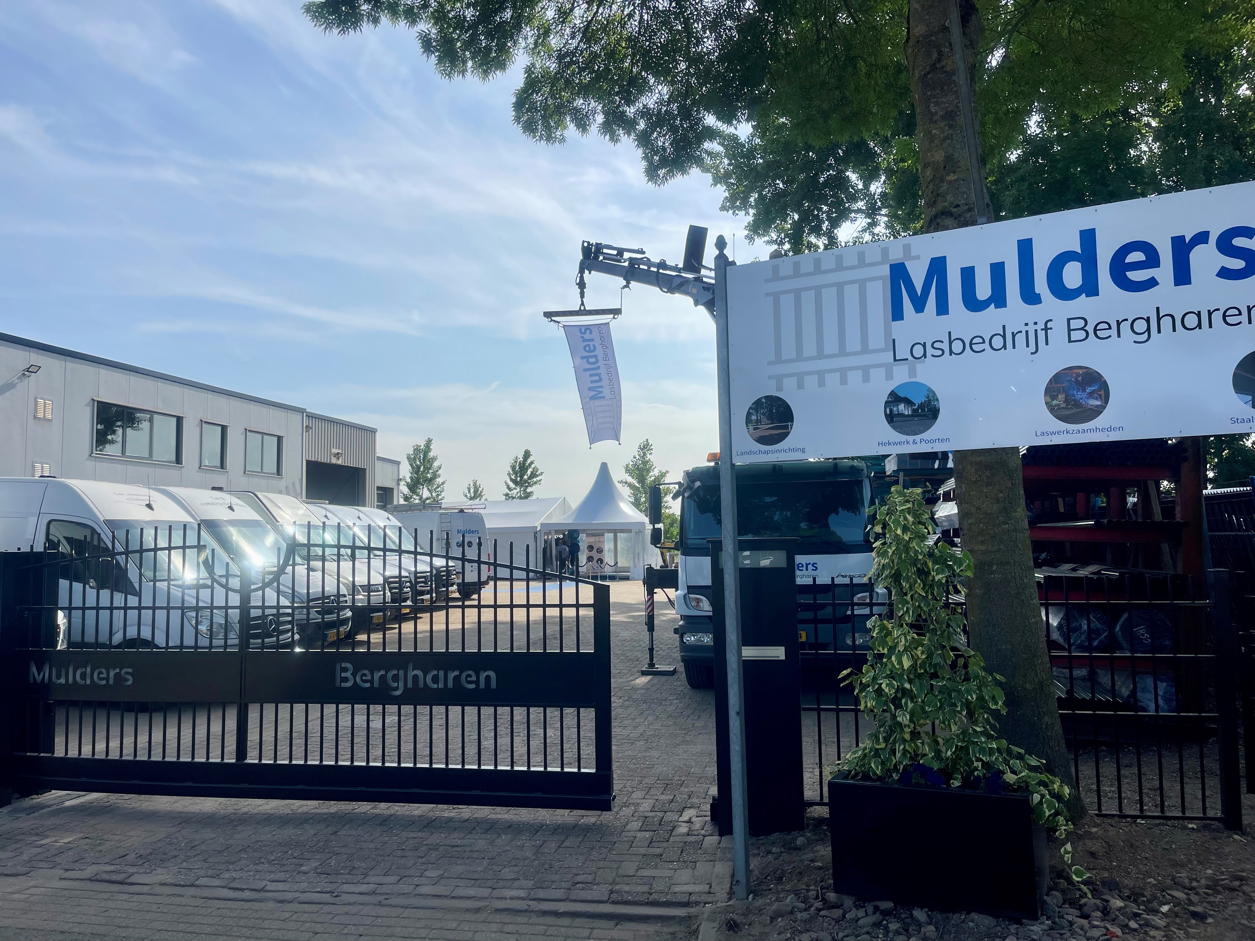 Schuifpoort met verlichting - Bedrijfspand Mulders Bergharen