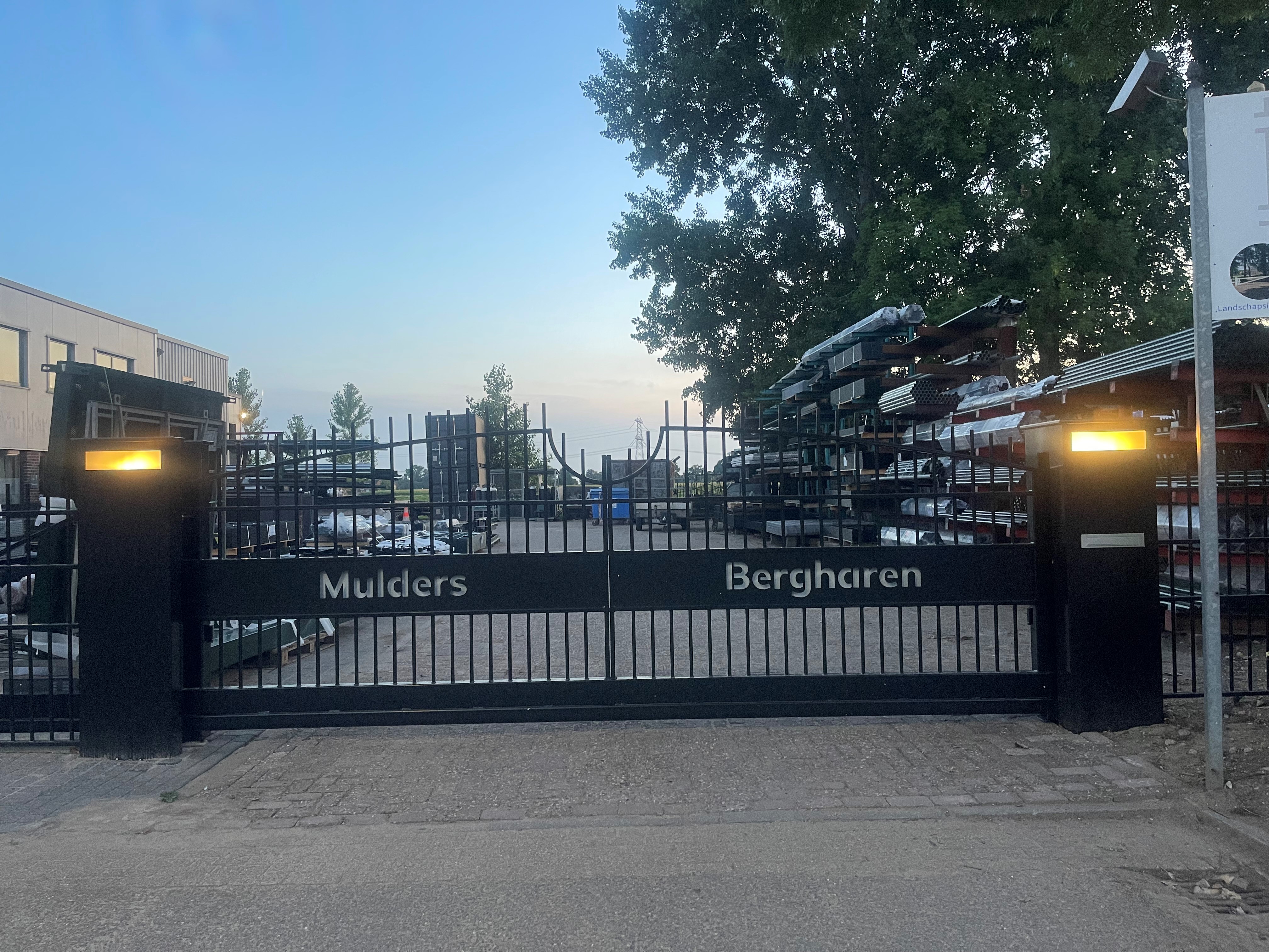 Schuifpoort met verlichting - Bedrijfspand Mulders Bergharen